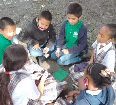 imagen-grupo-de-niños-sentados-hablando